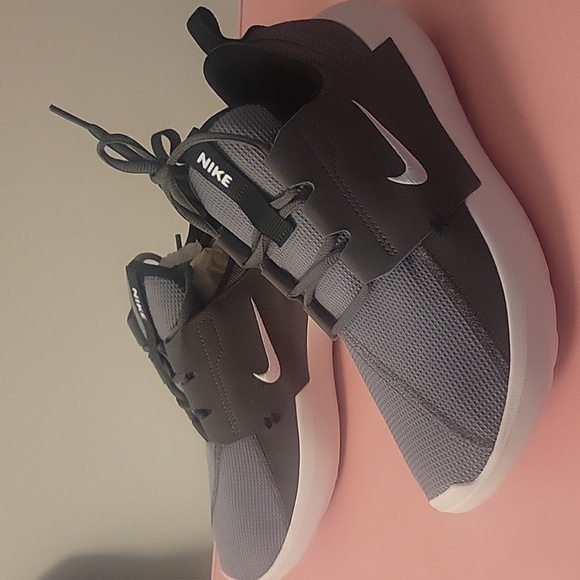 Nike shoes, Never worn - Picture 1 of 5